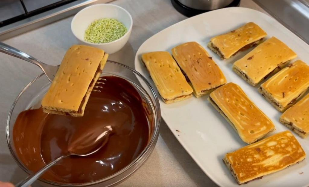 Вкусное и красивое печенье в глазури с фисташками: готовится из простых ингредиентов и на сковороде