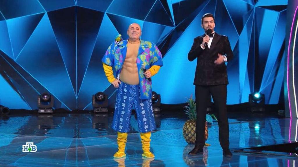 Ведущий шоу "Маска" Вячеслав Макаров рассказал, как создавали костюмы для проекта и почему артисты выступают под фонограмму