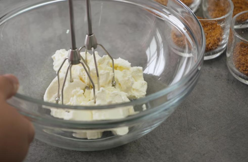 Нежный кремовый чизкейк с печеньем в стаканчиках: необычная подача облегчит процесс приготовления
