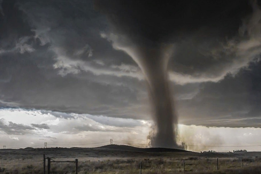 Потрясающие снимки погодных явлений: от торнадо до завораживающего тумана (фото)