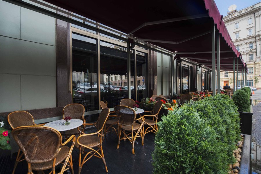 Власти Брюсселя разрешили кафе и ресторанам обустраивать летние террасы на общественных парковках