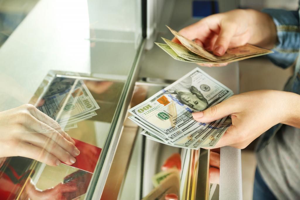 В марте россияне чаще меняли валюту
