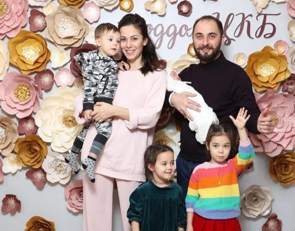 Красавица жена и 4 детей: большая и счастливая семья Демиса Карибидиса (новые фото)