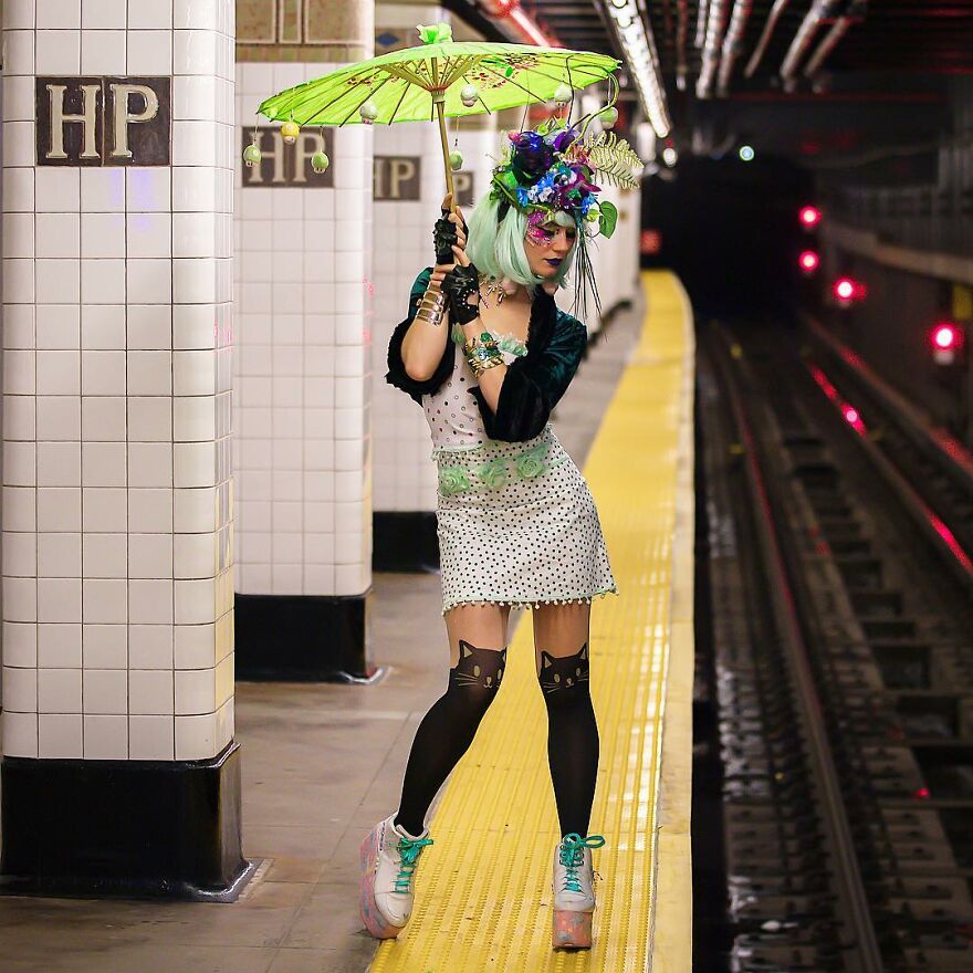 Кого только не встретишь в метро: фотограф снимает самых странных и необычных людей в подземке