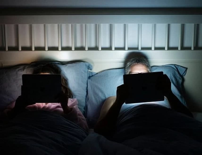 Прокрастинация на ночь: почему мы скроллим ленту и никак не можем лечь спать