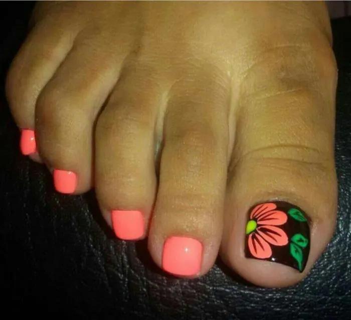 Ногтям на пальцах ног тоже нужен «макияж»: несколько новых идей педикюра на весну-лето 2021 года