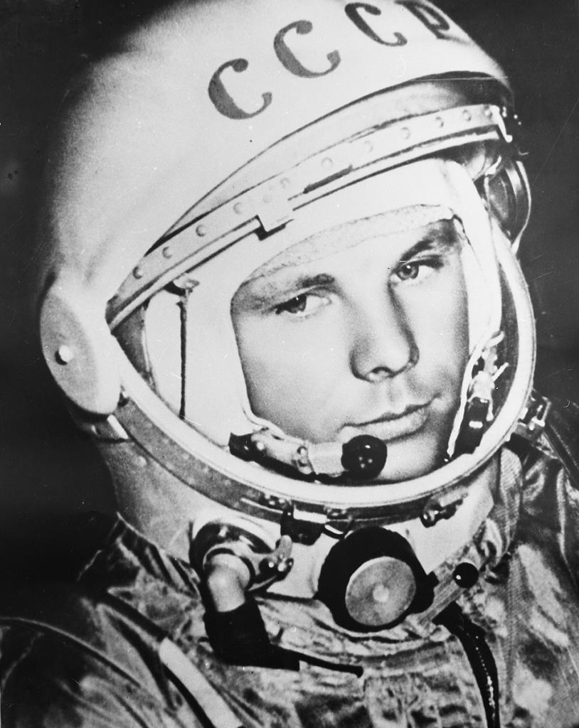 Как выглядело удостоверение первого космонавта планеты: к 60-летию полета Юрия Гагарина Минобороны рассекретило архивные документы