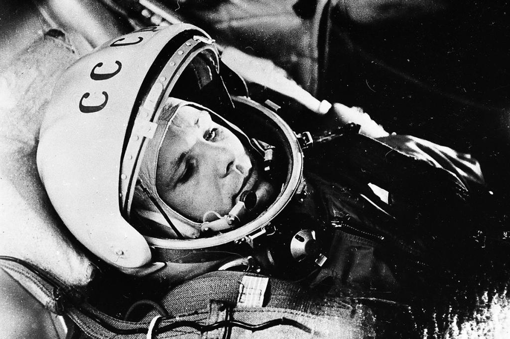 Как выглядело удостоверение первого космонавта планеты: к 60-летию полета Юрия Гагарина Минобороны рассекретило архивные документы