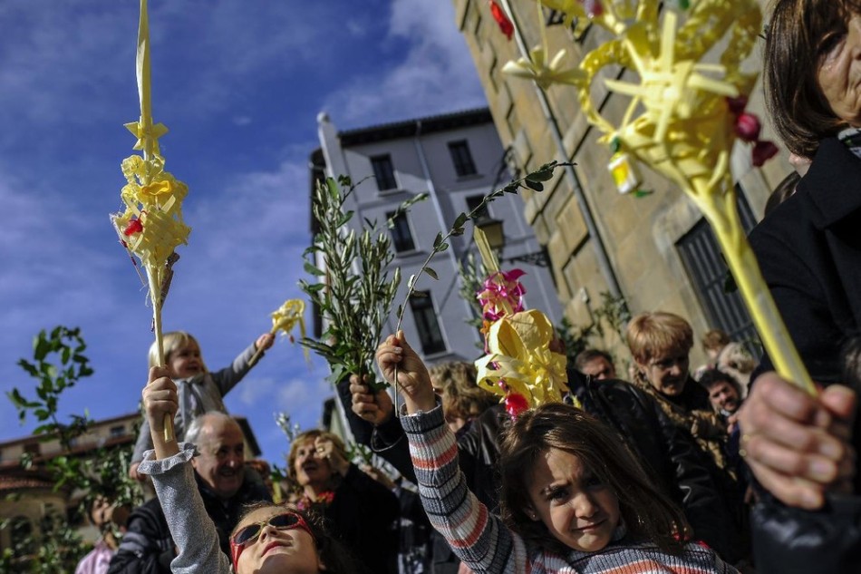 В Греции освящают зелень, в Италии дарят ветки оливы: как отмечают Вербное воскресенье в других странах