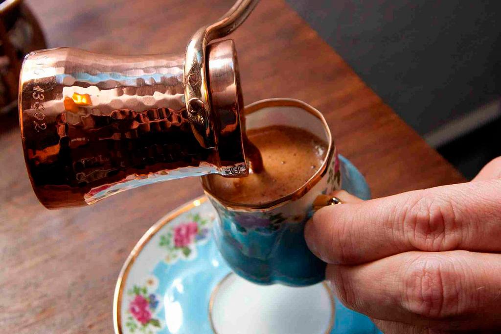 Сколько кофе пьют россияне и откуда зерно берется в стране: интересные факты о "бодрящей культуре" в преддверии Дня эспрессо