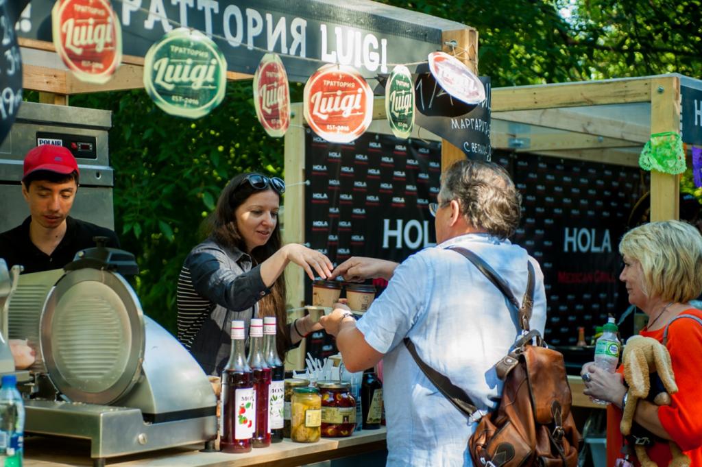 Аквапарк, ресторан, кинотеатр: куда в России можно со своей едой и напитками, а где могут отказать по закону