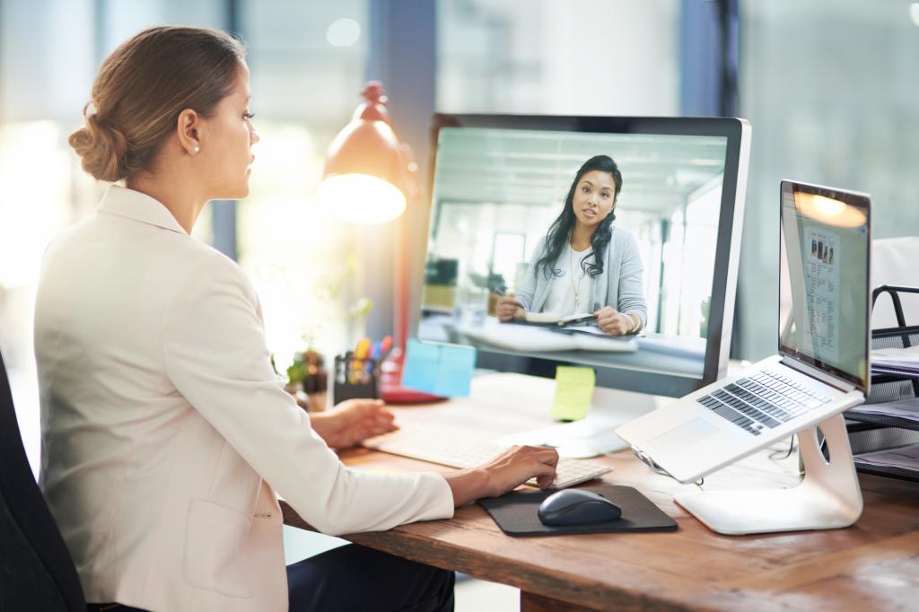 Почему женщины часто кажутся менее харизматичными на видеовстречах: ученые изучили передачу голоса через Zoom, Skype или Teams