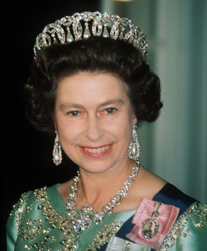 Загадка Владимирской тиары: почему Елизавета II носит корону Романовых
