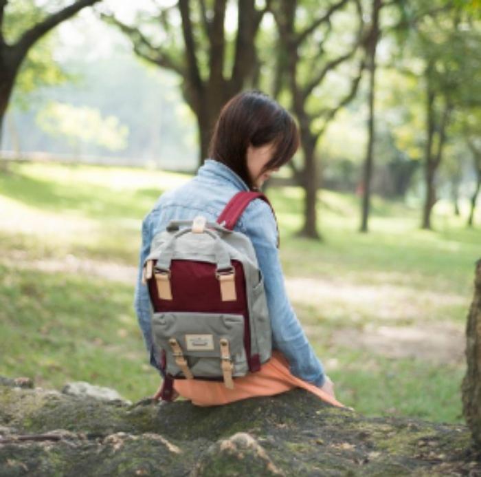 Винтажные рюкзаки отлично подходят как для школьников, так и для взрослых: актуальные модели этого сезона