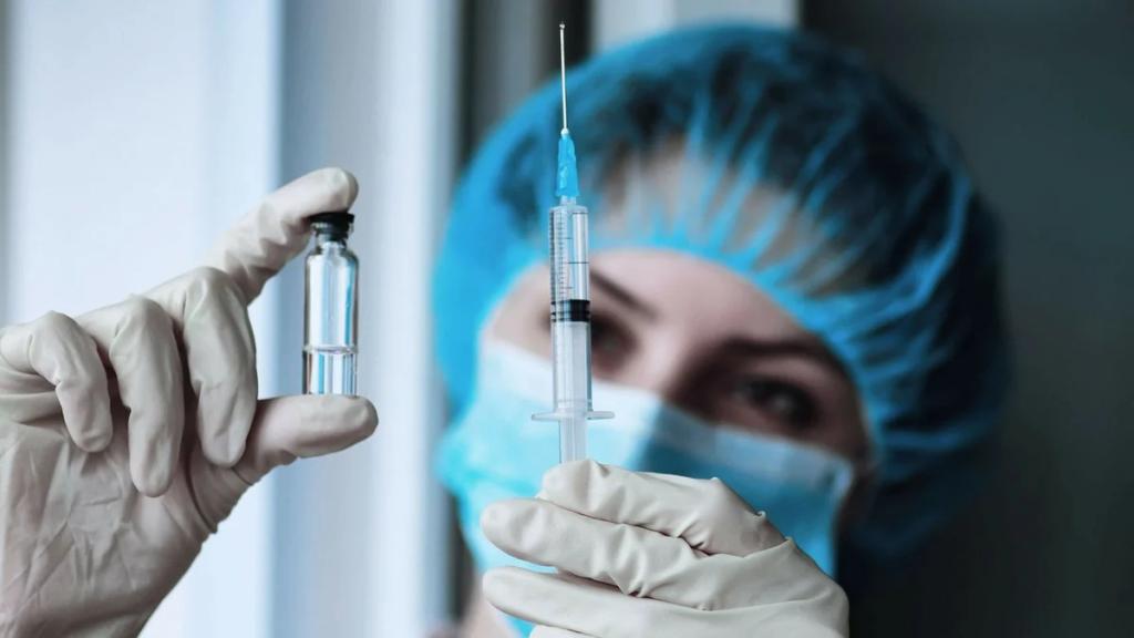 Кабмин: вакцинация от COVID-19 будет включена в национальный прививочный календарь