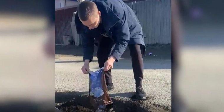 Житель Южно-Сахалинска борется с дорожными ямами с помощью редиса (видео)