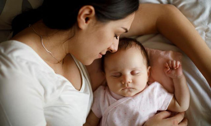 Запланируйте несколько тихих дней дома: что мы знаем о детском сне и как приучить ребенка спать в своей кроватке