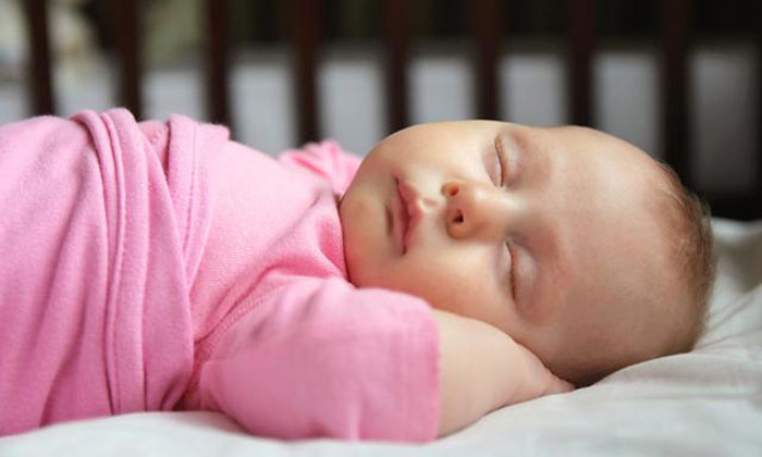 Запланируйте несколько тихих дней дома: что мы знаем о детском сне и как приучить ребенка спать в своей кроватке