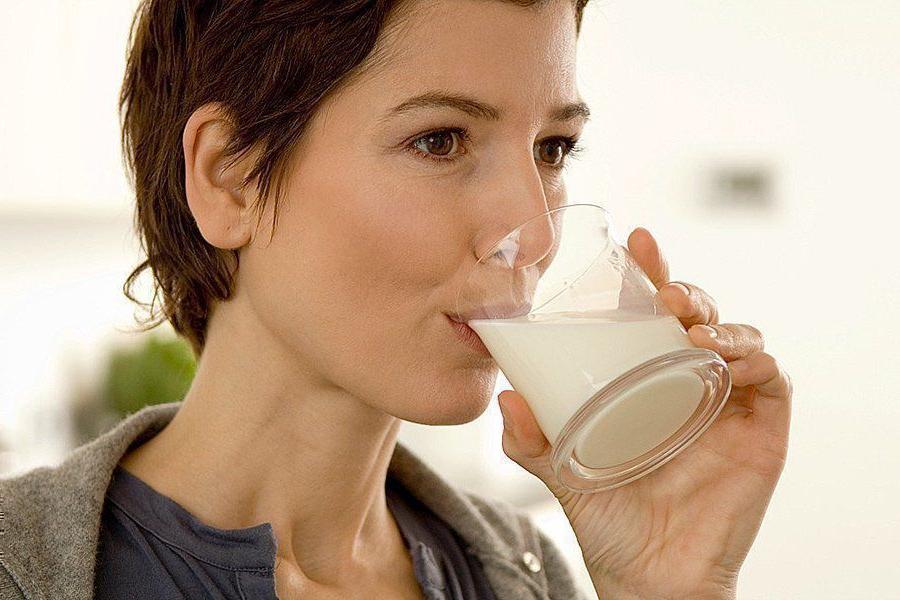 Из чего сделано миндальное молоко и насколько оно полезнее коровьего: мнение диетолога