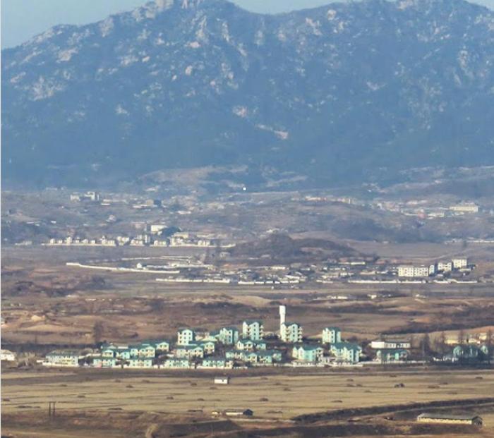 Пропагандистская деревня Киджонг-тонг, символизирующая достаток жителей Северной Кореи, на самом деле город-призрак