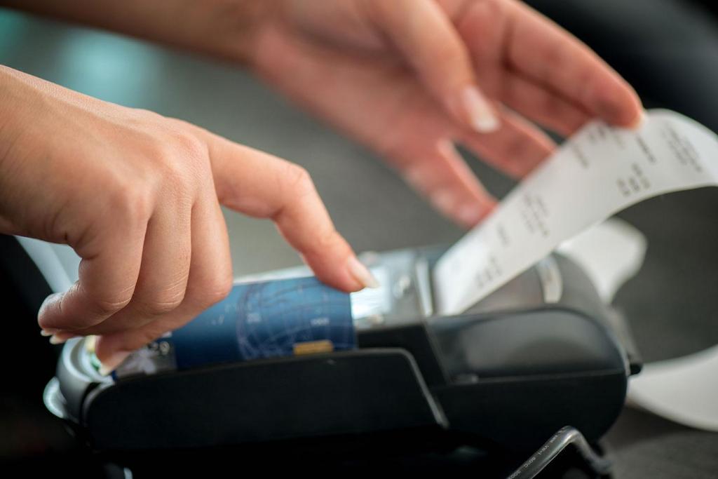 Как мошенники могут воспользоваться чеком, который многие по привычке оставляют на кассе