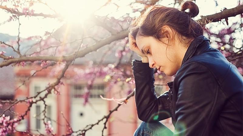 "Чаще беседовать по душам или даже выговариваться": психолог рассказала, как предотвратить весеннюю депрессию