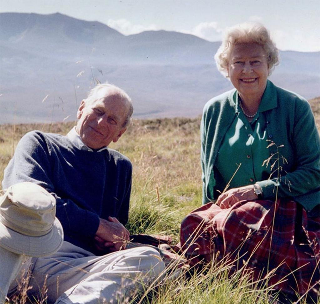 Британская королева трогательно простилась с мужем и выложила редкую совместную фотографию
