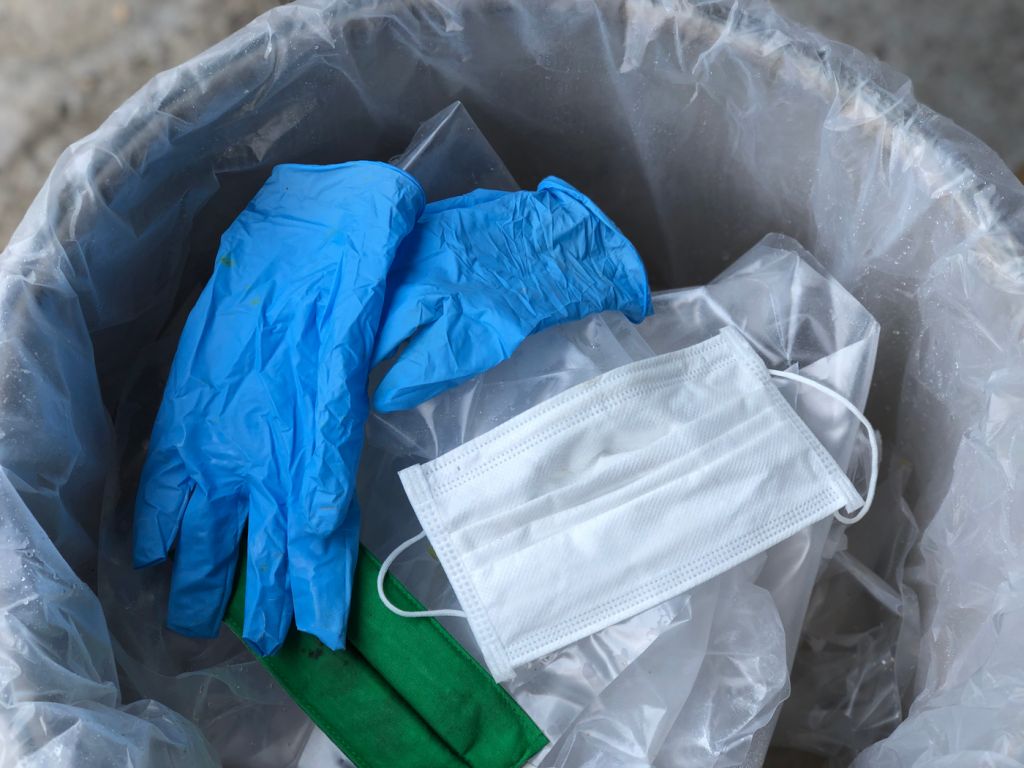 Одноразовые перчатки и маски могут стать причиной новой катастрофы - на этот раз экологической. Количество отходов критично уже сейчас