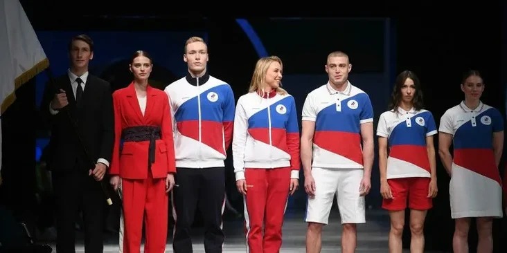 В России представили новую форму для наших спортсменов, в которой они выступят на предстоящей Олимпиаде. Дизайн вызвал широкий резонанс за рубежом