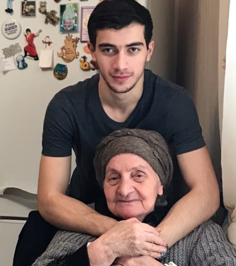 "Не забудь подписаться и поставить лайк": кавказская бабушка стала блогером в 90 лет (видео)