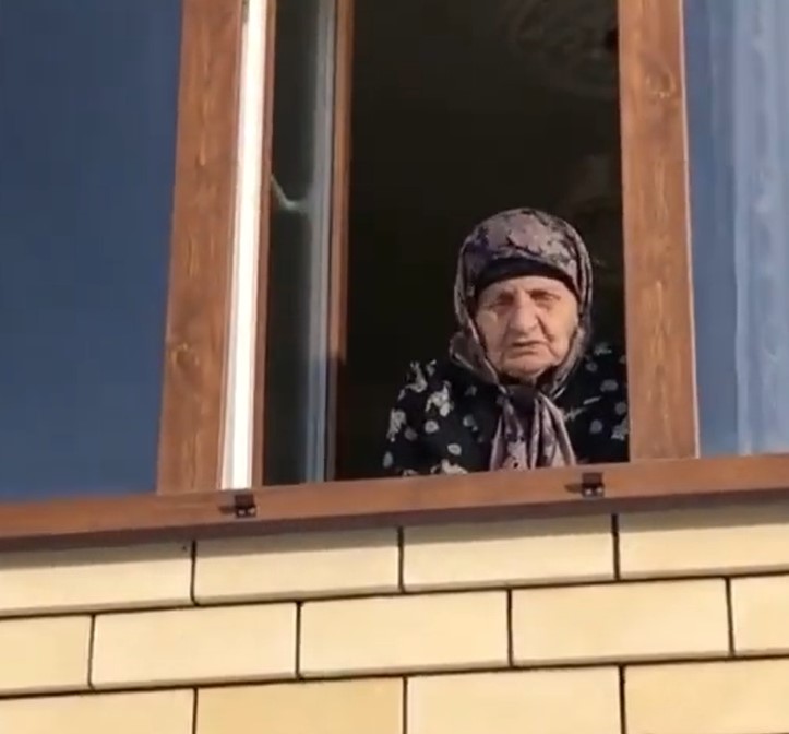 "Не забудь подписаться и поставить лайк": кавказская бабушка стала блогером в 90 лет (видео)