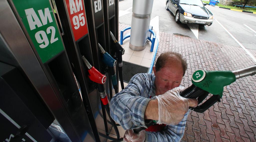 Цены на бензин в Москве неожиданно перестали расти, что произошло впервые за последние несколько месяцев