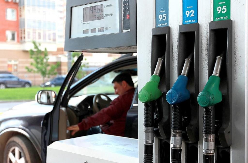 Цены на бензин в Москве неожиданно перестали расти, что произошло впервые за последние несколько месяцев