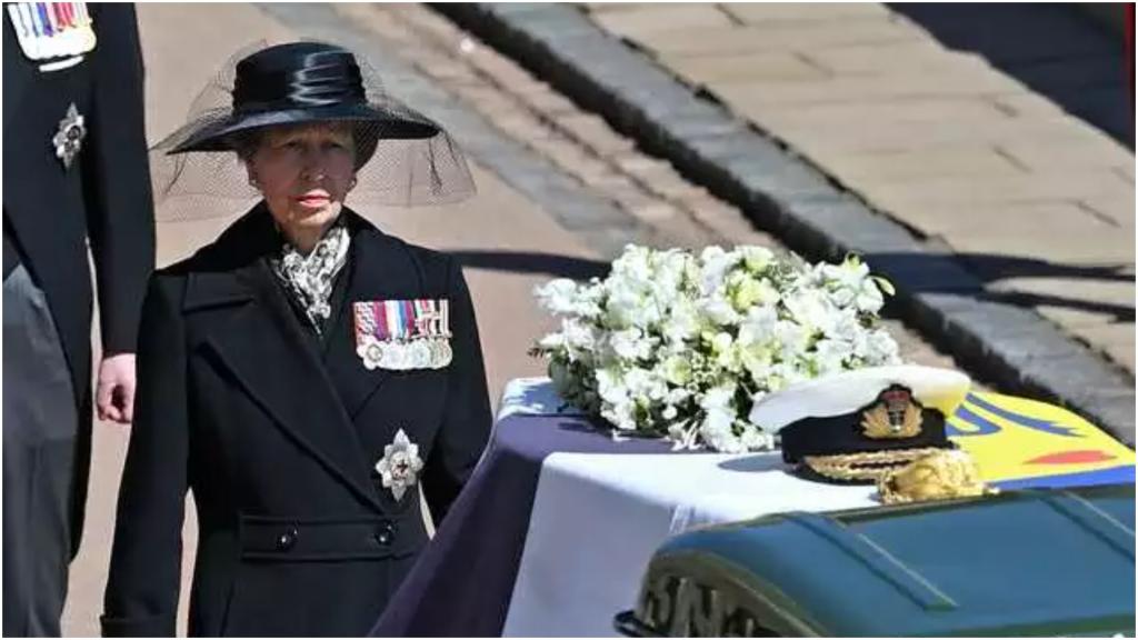 Там был венок от Меган: что было символичным на похоронах принца Филиппа и что широкой публике невдомек