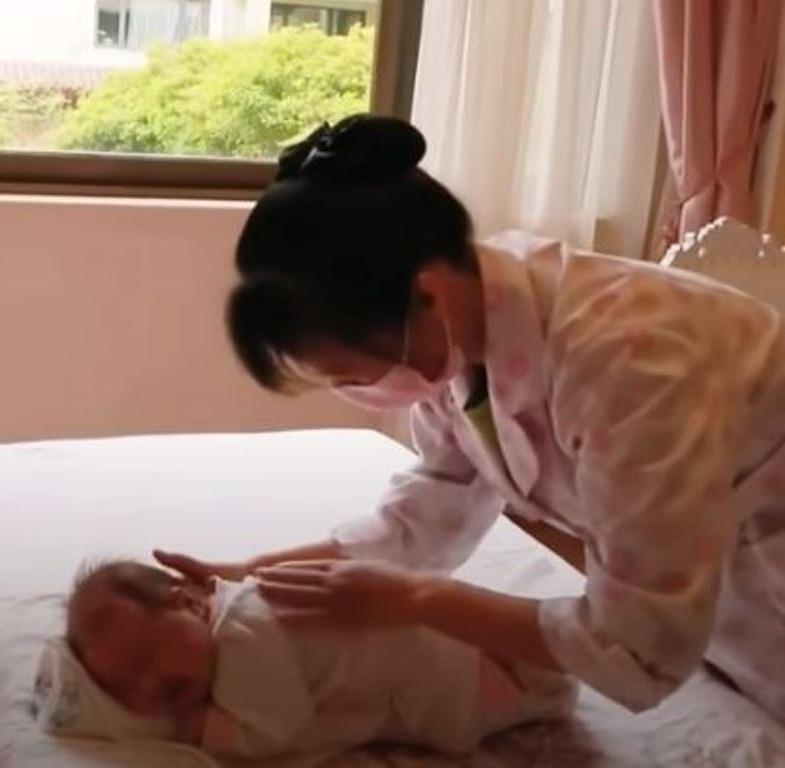 Глазки закрывают моментально: как в Японии мамы и бабушки укладывают спать младенцев (видео)