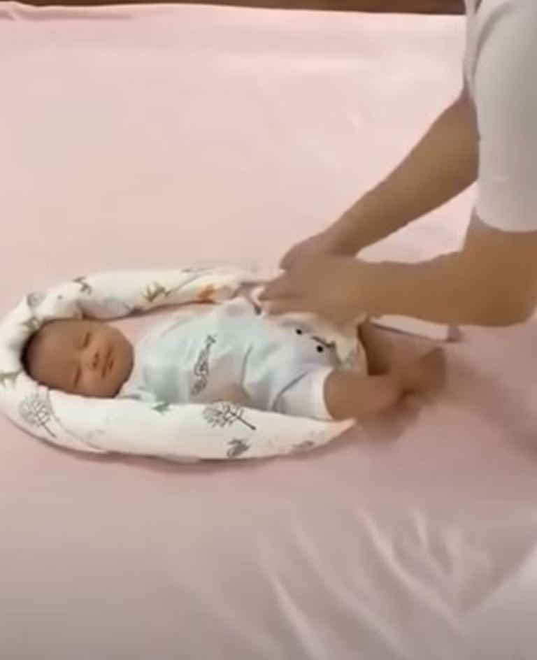 Глазки закрывают моментально: как в Японии мамы и бабушки укладывают спать младенцев (видео)