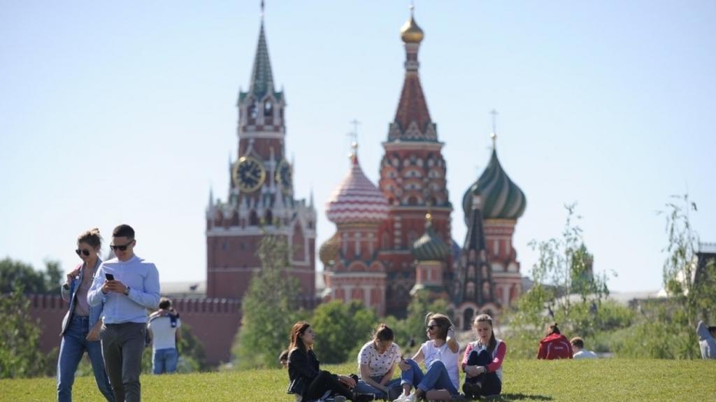 Большинство россиян (56 %) планируют провести майские праздники дома, еще 34 % намерены поехать на дачи