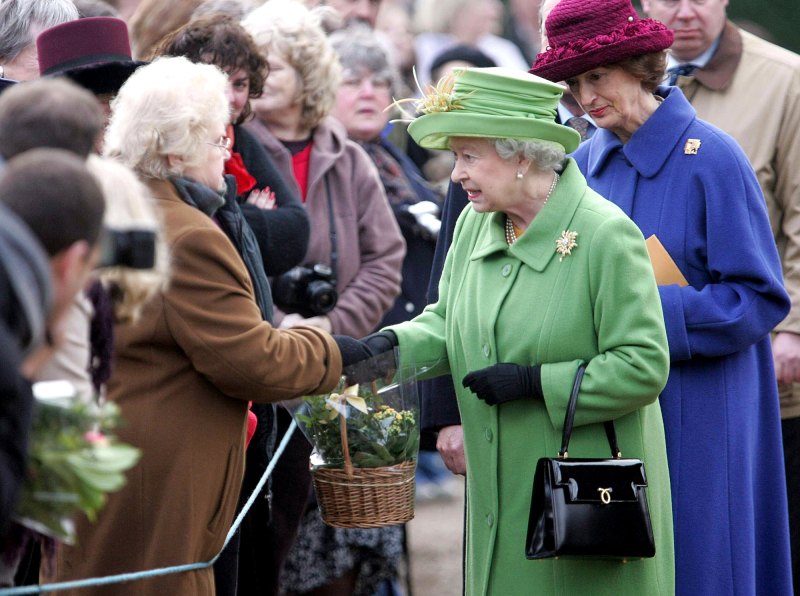 Даже королеве нужна подружка: кто она - загадочная женщина, которая была замечена рядом с Елизаветой ll на похоронах герцога Эдинбургского