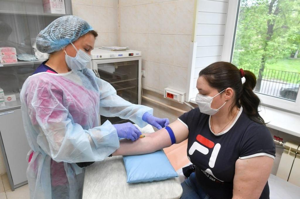 "Надо работать по всем направлениям": в России вакцинируют 70 % граждан к ноябрю