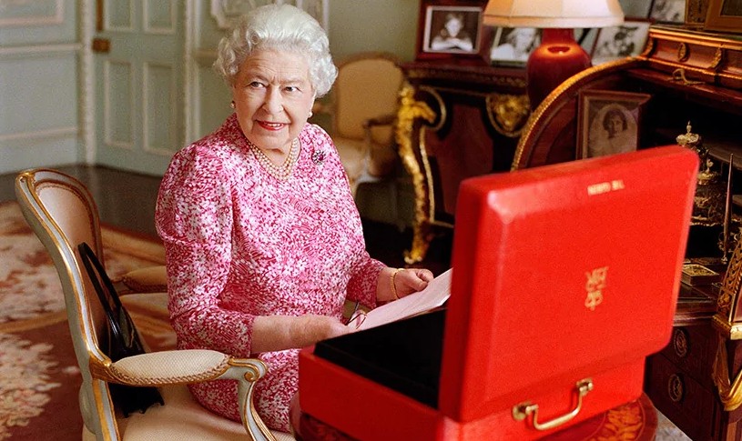 Что делает Елизавета II с многочисленными письмами поклонников и как ей написать