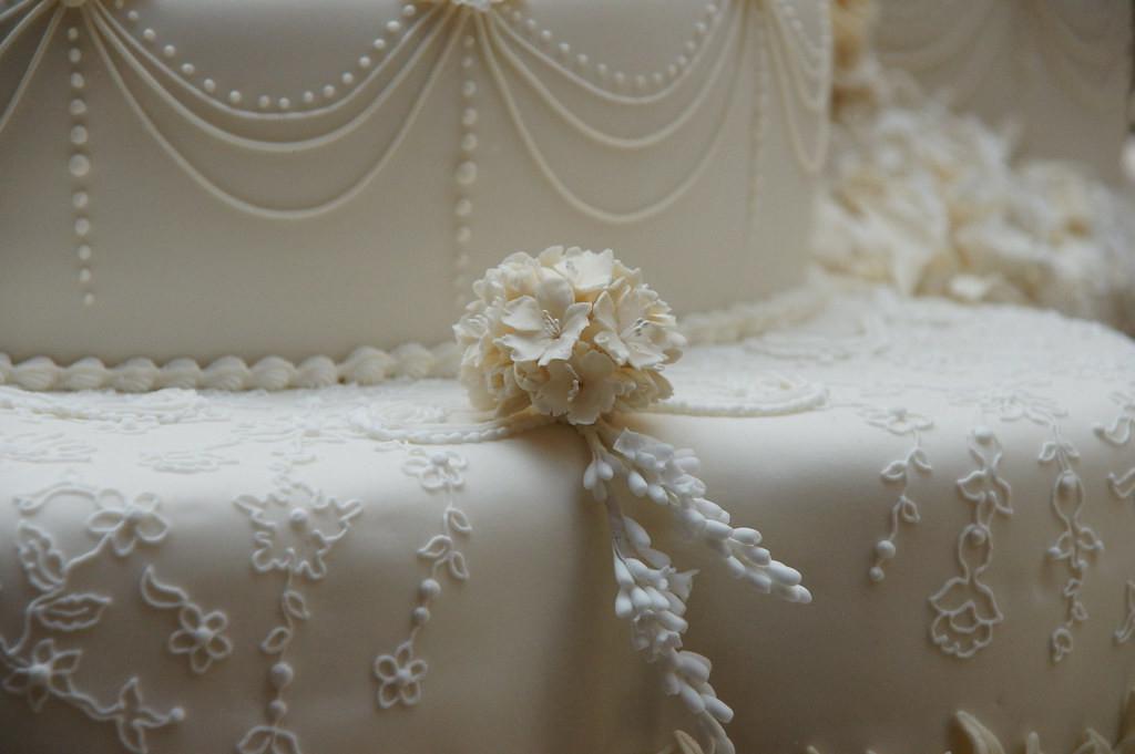 Заказ получили в феврале, а свадьба была в апреле: как создавался роскошный торт для королевского торжества