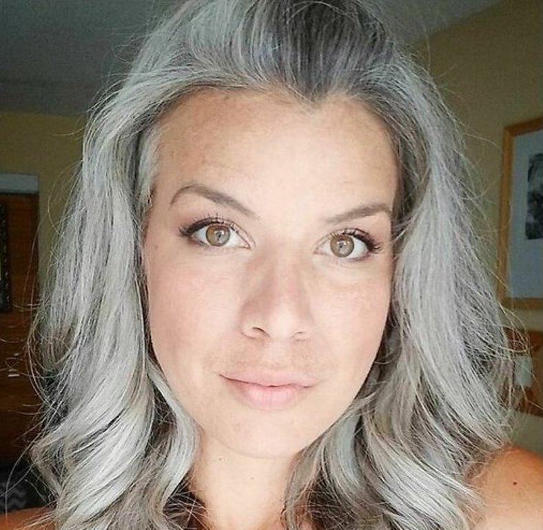 Седина — это красиво и естественно: женщины перестали прятать "серебряные" волосы (фото)