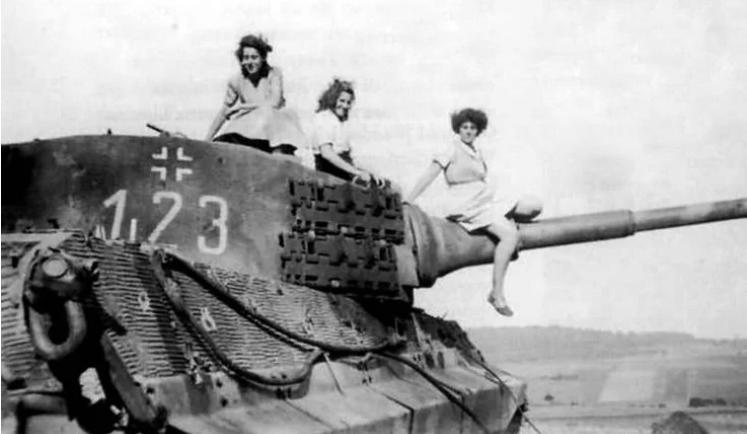 Советский Т-34, немецкий «Тигр» и английский «Черчилль» - самые запоминающиеся танки Второй мировой войны