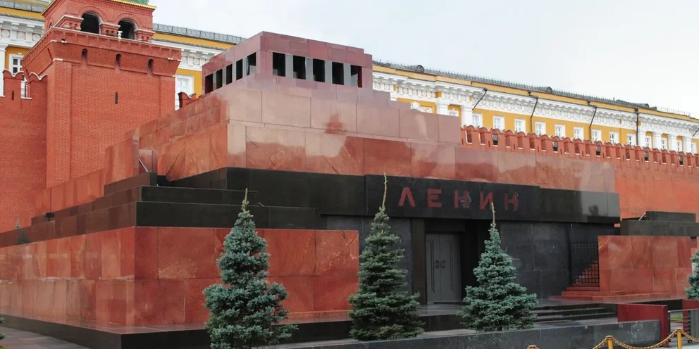 Только недавно открыли: в связи с подготовкой к празднованию Дня Победы доступ в Мавзолей Ленина будет приостановлен на 3 недели