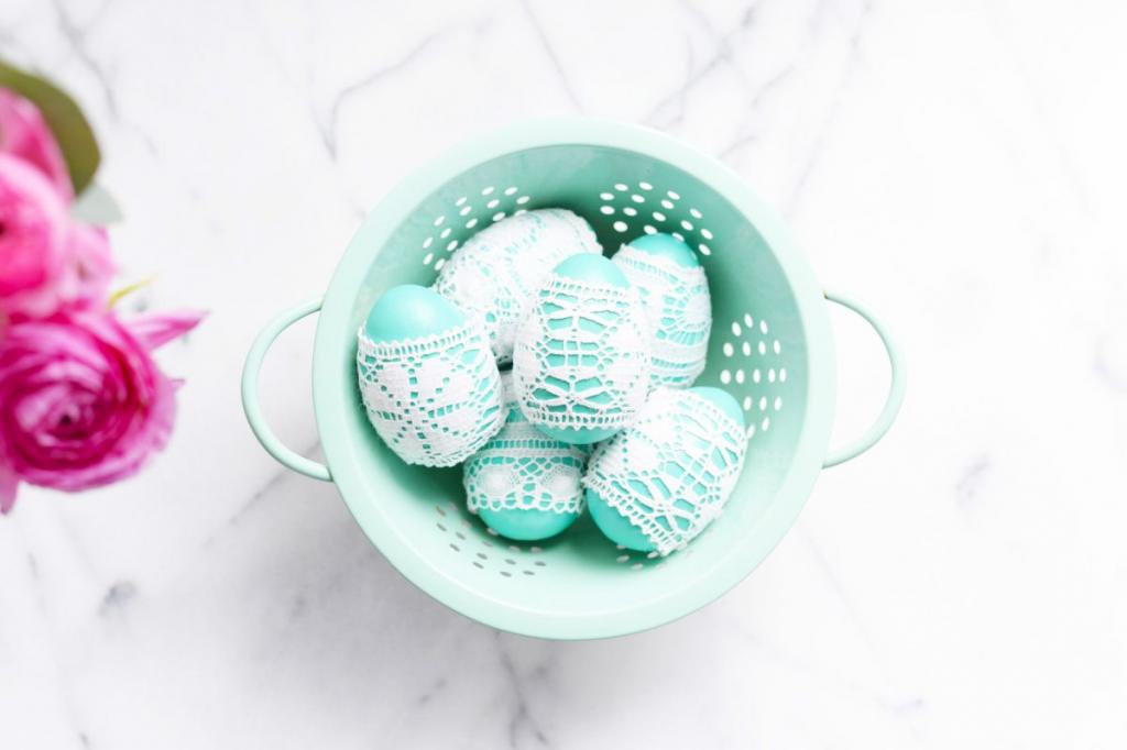 Как сделать красивые пасхальные яйца, украшенные кружевом. Это просто и быстро, и смотрится очень эффектно
