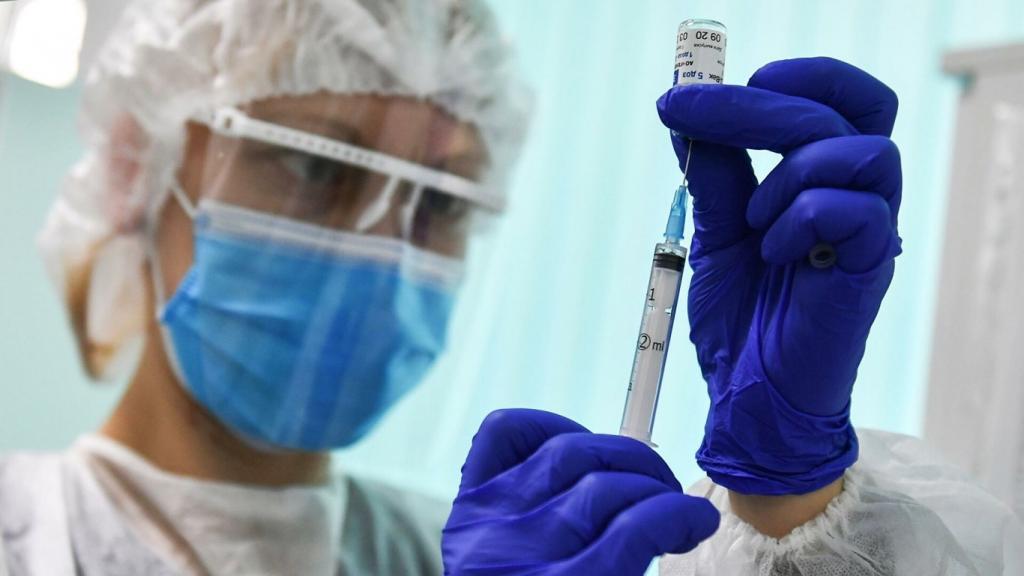 "Необходимо разрабатывать и вводить пациентам каждые полгода": Комаровский раскрыл "уникальное" свойство коронавирусной инфекции