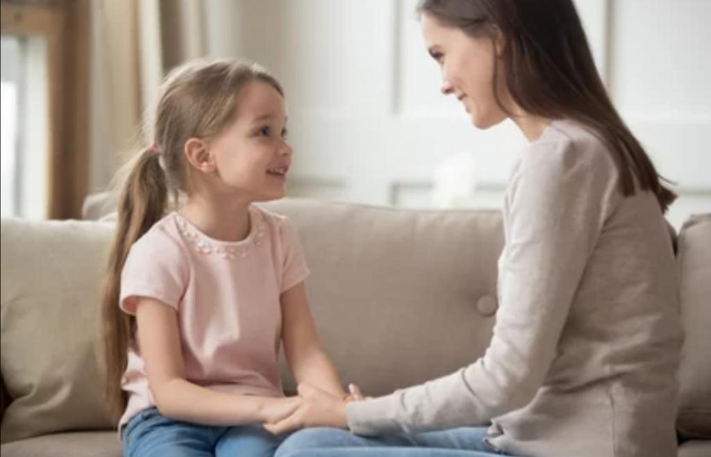 Девочка должна любить себя с детства: мощные слова от мамы, которые помогут вселить в дочь уверенность