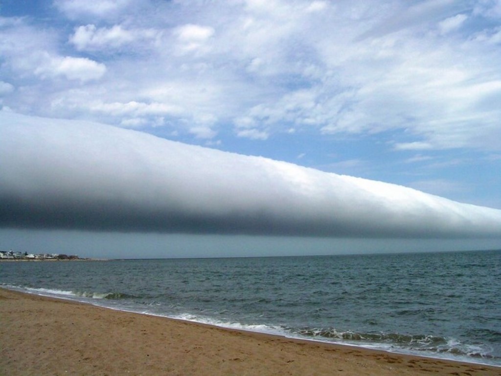 Невероятные оптические иллюзии в природе: облака, похожие на огромные трубы, ручьи-пропасти и не только