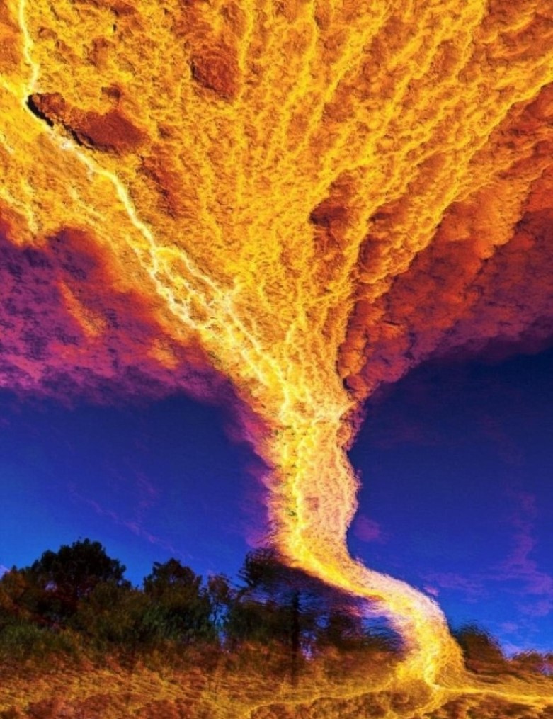Невероятные оптические иллюзии в природе: облака, похожие на огромные трубы, ручьи-пропасти и не только
