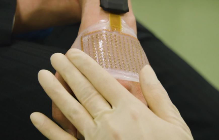 Может передавать показания на смартфон или в облачный сервис, позволяя доктору следить за состоянием пациента: японские ученые создали ультратонкую кожу
